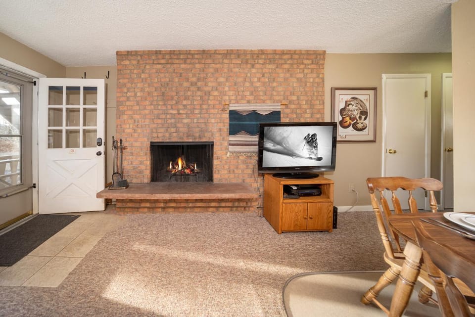 TV and multimedia, Living room, fireplace, furniture