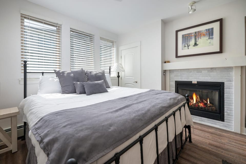 Bed, Living room, fireplace, furniture