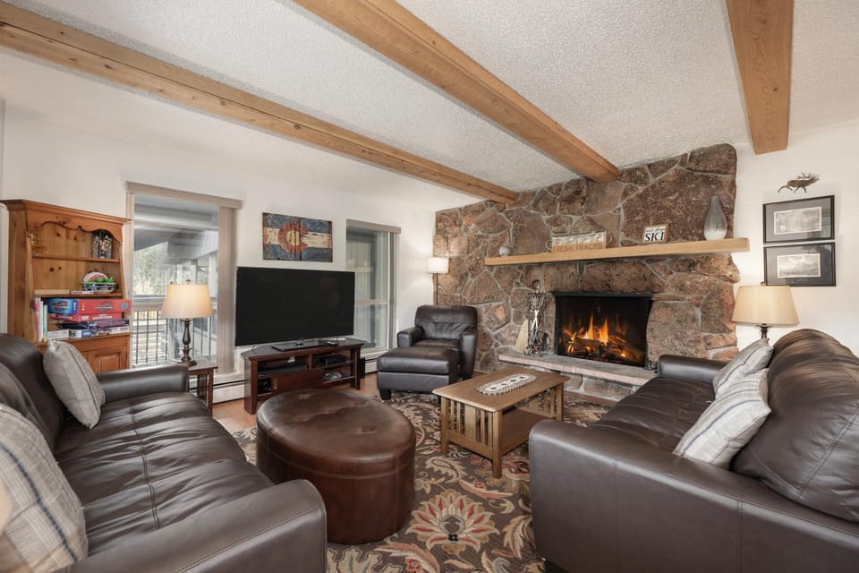 TV and multimedia, Living room, Seating area, fireplace, furniture