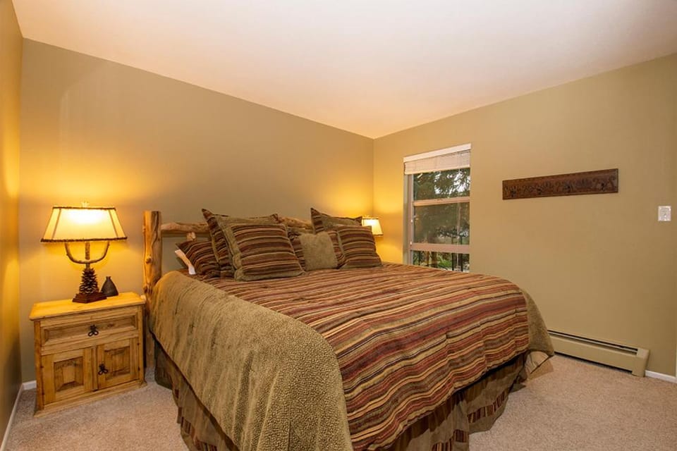 Bed, Bedroom, furniture, heating