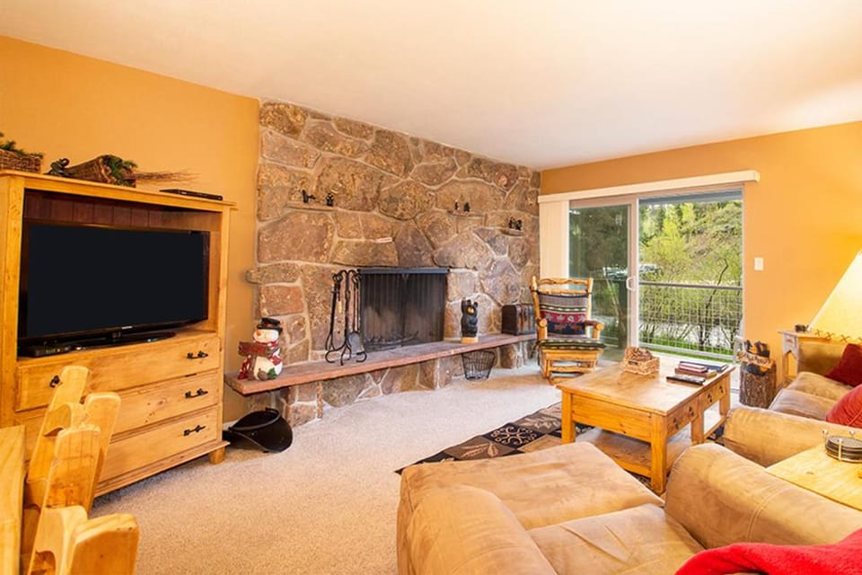 TV and multimedia, View (from property/room), Living room, fireplace, furniture