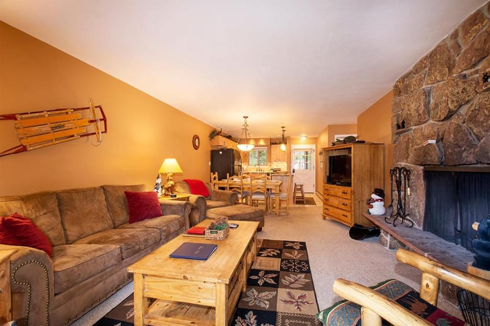 TV and multimedia, Living room, Seating area, Dining area, fireplace, furniture