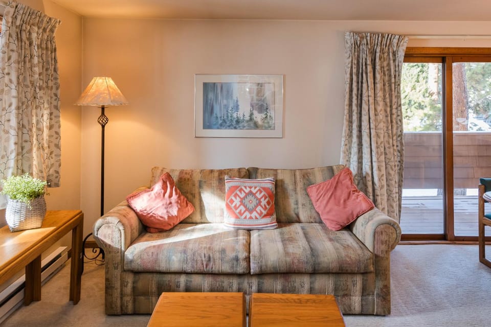 Day, Living room, Seating area, furniture