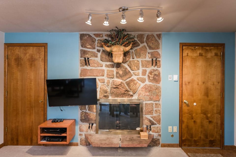 TV and multimedia, Living room, fireplace
