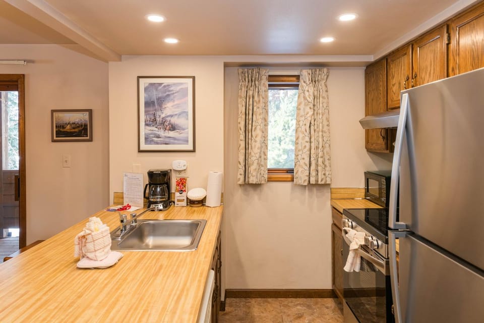 Day, Coffee/tea facilities, Kitchen or kitchenette, furniture, microwave, oven, stove, towels, kitchen