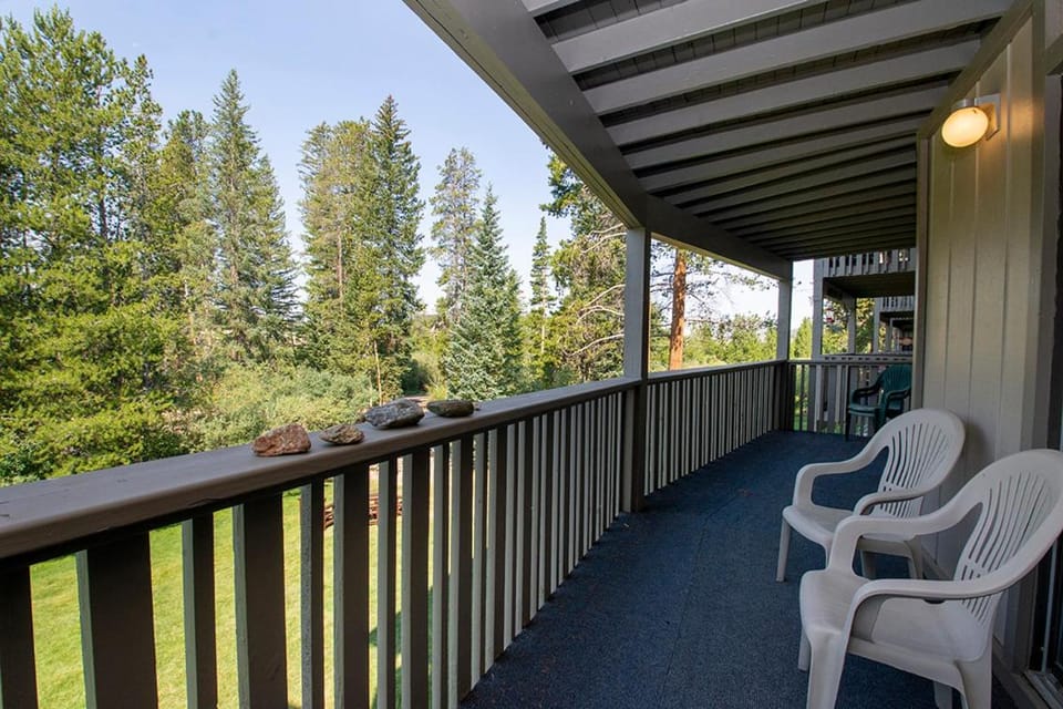 Day, Natural landscape, Balcony/Terrace, Seating area