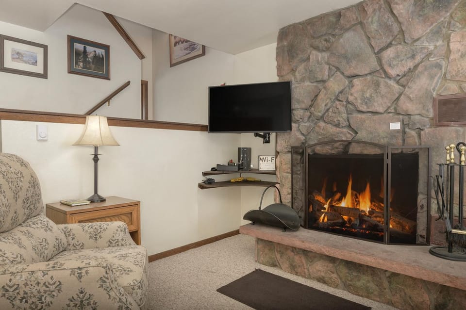TV and multimedia, Living room, Seating area, fireplace, furniture