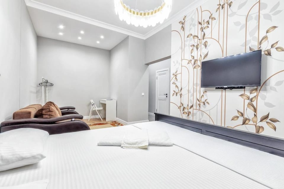 Bed, TV and multimedia, towels