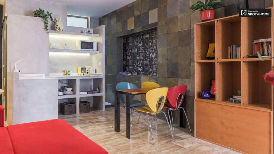 Kitchen or kitchenette, Dining area, minibar