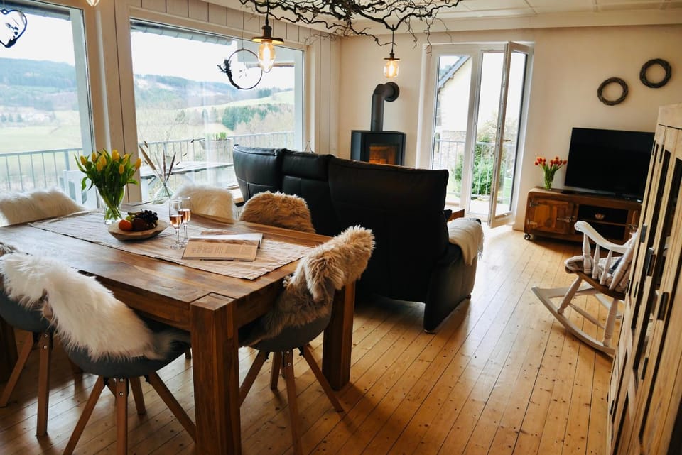 Communal lounge/ TV room, Natural landscape, TV and multimedia, View (from property/room), Balcony/Terrace, Living room, Seating area, Dining area, Evening entertainment, Mountain view