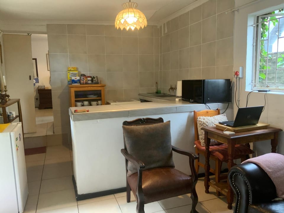 Seating area, minibar
