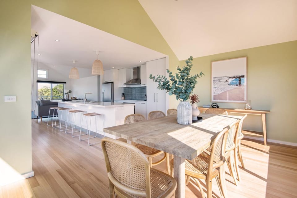 Kitchen or kitchenette, Seating area, Dining area