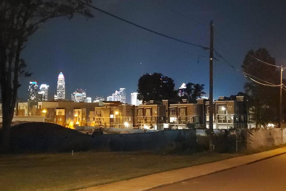 Suite 7, Sleep 6, Walk to Attractions in Uptown Apartment in Charlotte