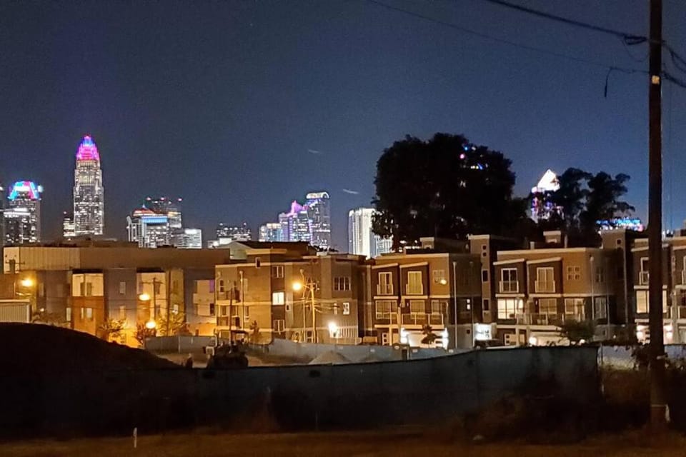 Suite 7, Sleep 6, Walk to Attractions in Uptown Apartment in Charlotte