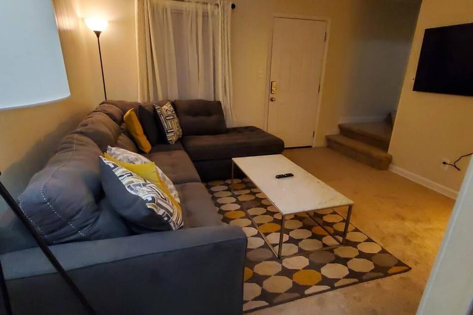 Suite 7, Sleep 6, Walk to Attractions in Uptown Apartment in Charlotte