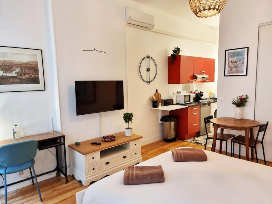 The Republik - Studio Haussmannien près du panier Apartment in Marseille