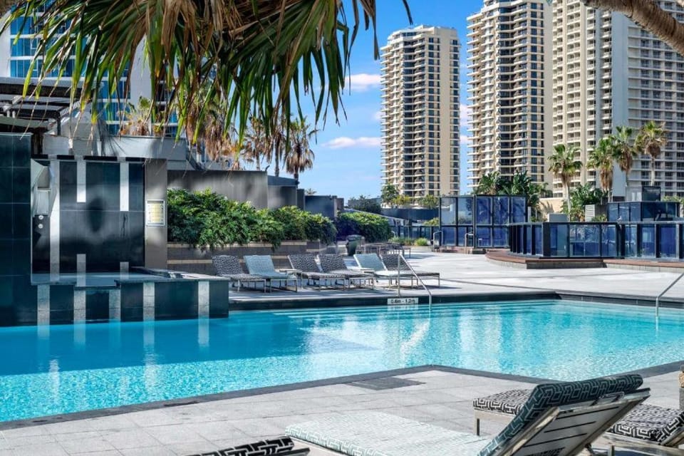Gorgeous Apartment Spa Bath & Ocean Views Apartment in Surfers Paradise