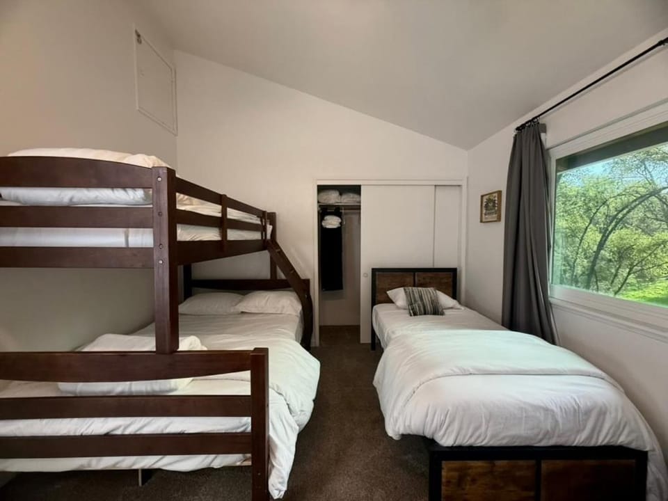 Bedroom, bunk bed