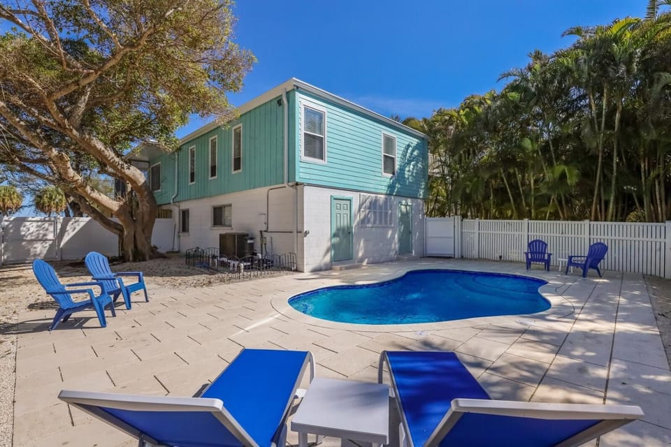 Property building, Swimming pool, sunbed