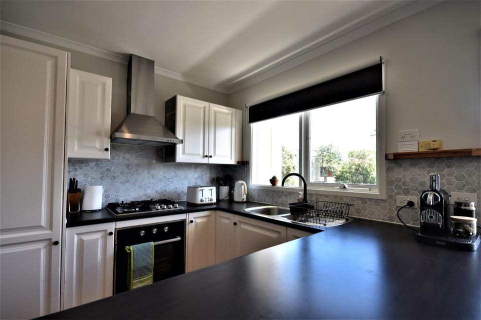 Esplanade Sophistication - Close to Town House in Inverloch