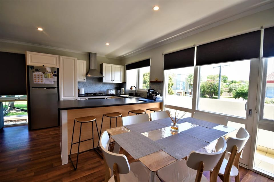 Esplanade Sophistication - Close to Town House in Inverloch