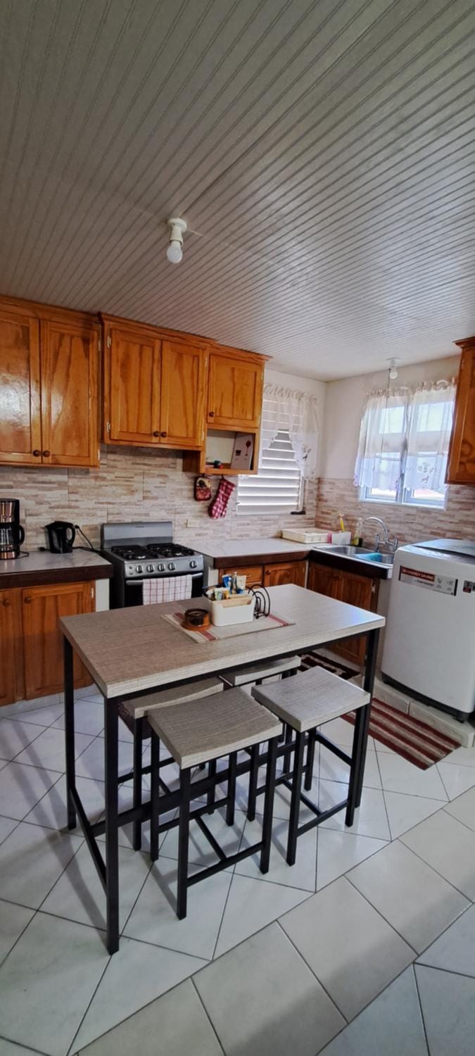 So-neez Upstairs apt Apartment in Christ Church