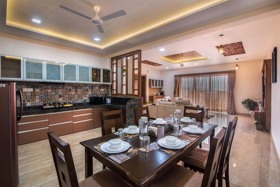 Kitchen or kitchenette, Dining area