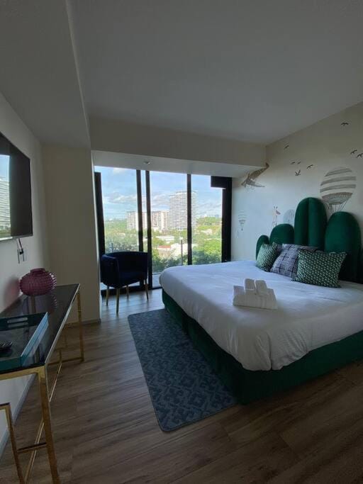 Bed, TV and multimedia, Photo of the whole room, Bedroom, towels