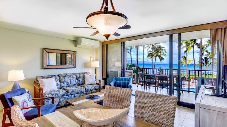 View (from property/room), Balcony/Terrace, Living room, Seating area, Dining area