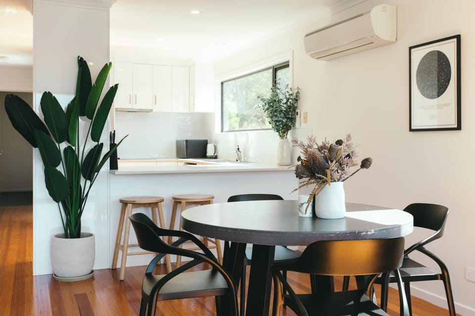 Kitchen or kitchenette, Dining area, air conditioner