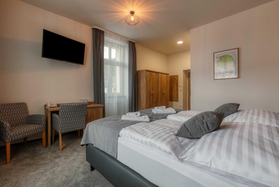 Bed, TV and multimedia, Photo of the whole room, Bedroom