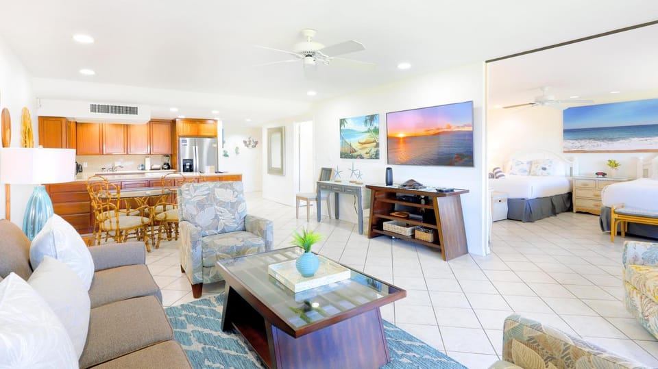 Kitchen or kitchenette, Living room, Seating area, Dining area