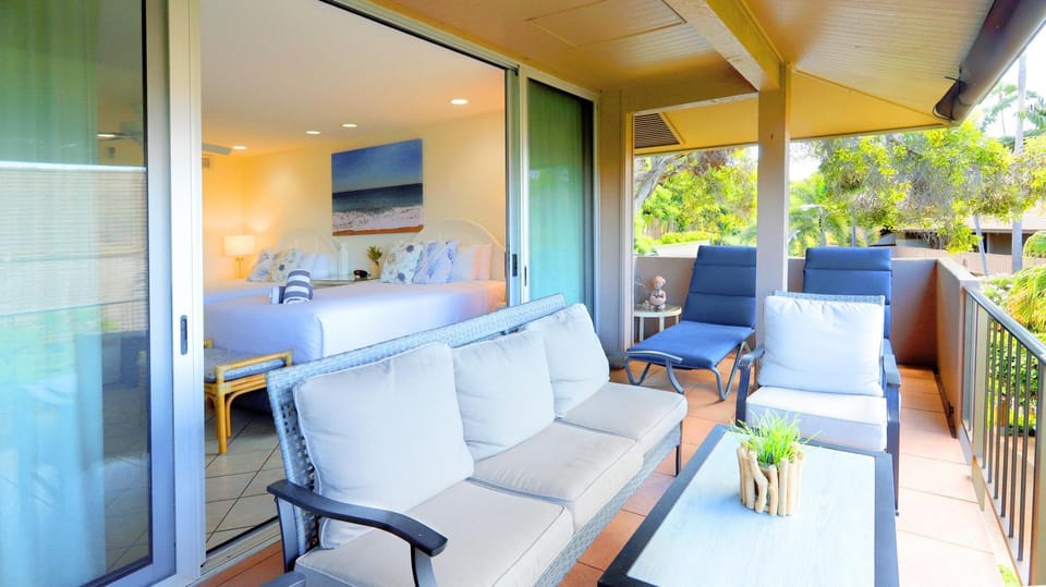 Patio, Day, Balcony/Terrace, Seating area