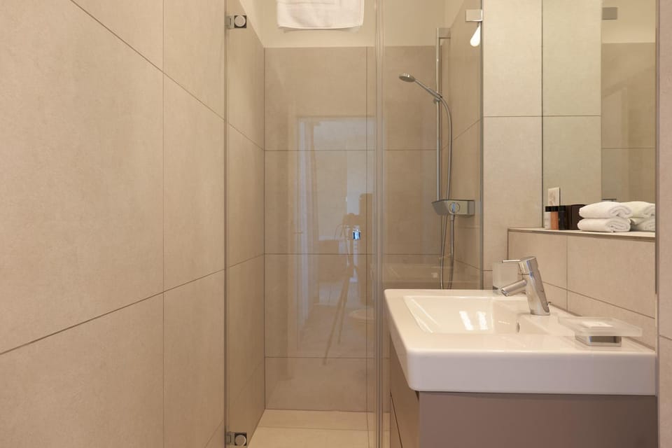 Shower, Toilet, Bathroom, towels