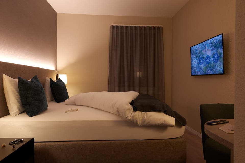 Bed, TV and multimedia, Photo of the whole room, Bedroom