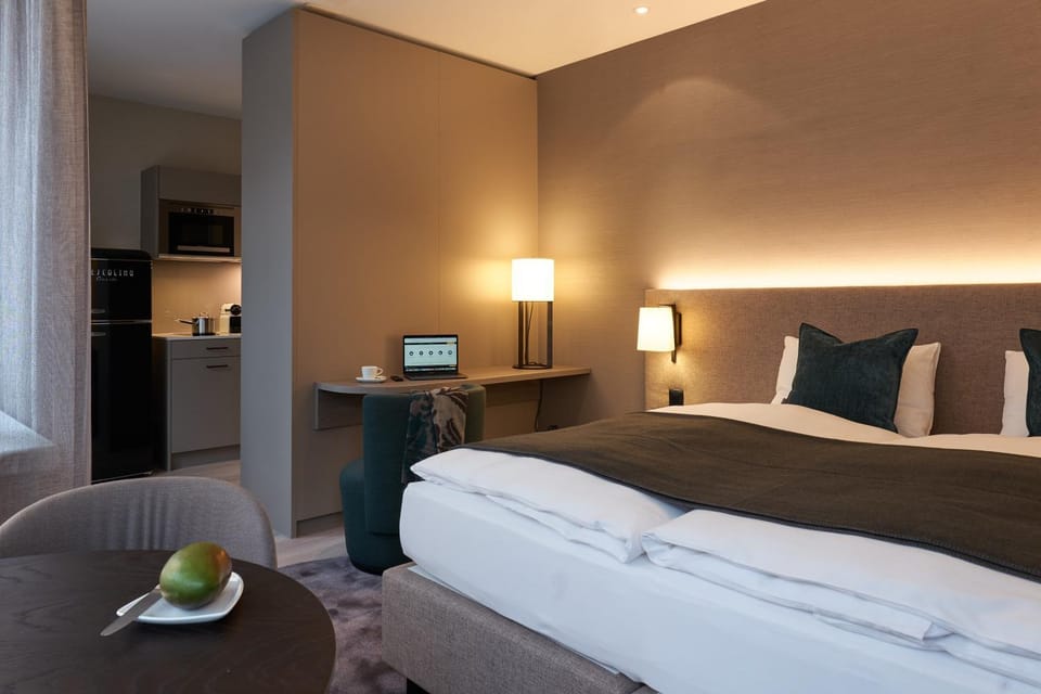 Bed, Kitchen or kitchenette, Living room, Photo of the whole room, Bedroom, hair dresser