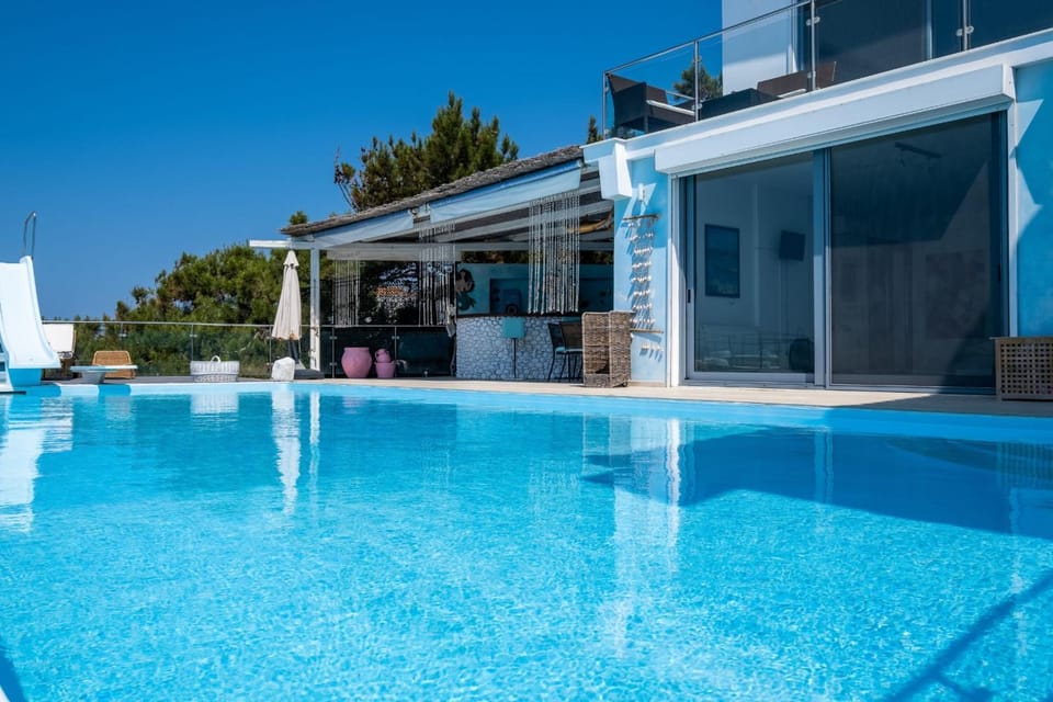 Property building, Day, Swimming pool