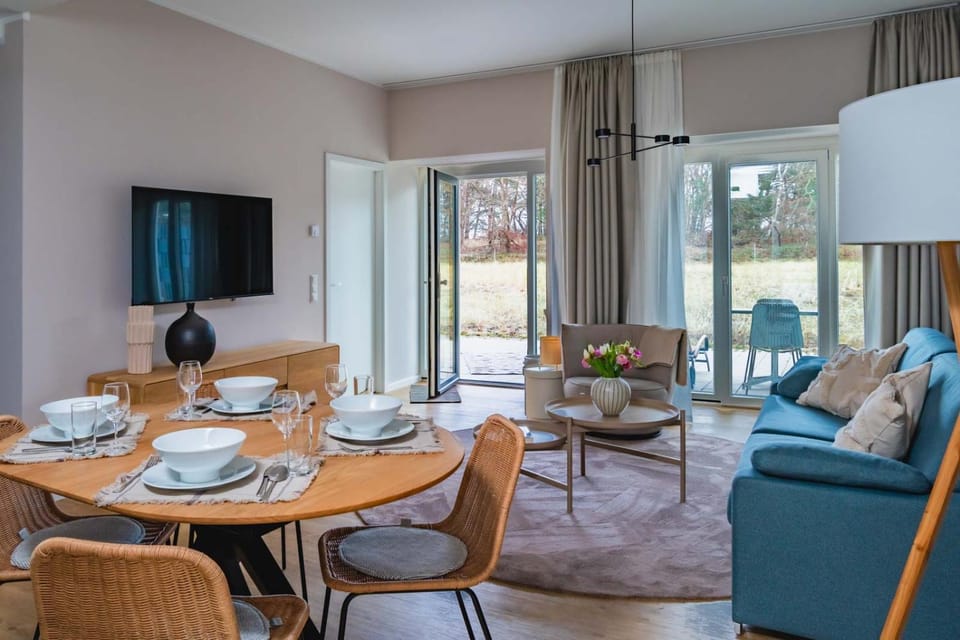 TV and multimedia, Living room, Seating area, Dining area
