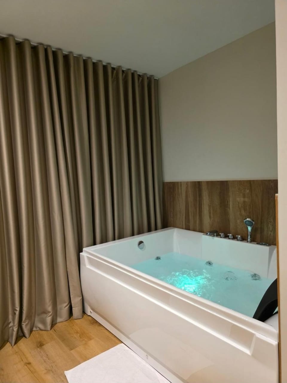 Hot Tub, Hot Tub