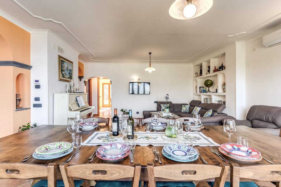 Living room, Food and drinks, Seating area, Dining area, Food, air conditioner