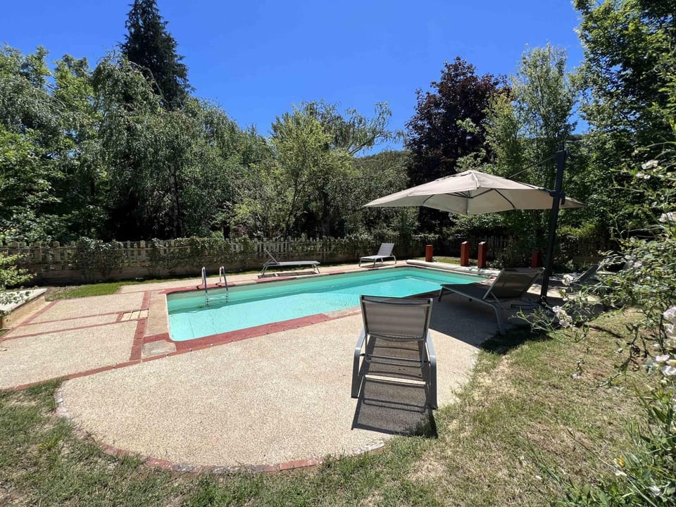 Swimming pool, sunbed