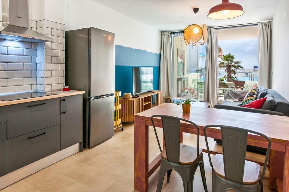 Kitchen or kitchenette, Seating area, stove