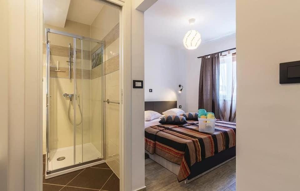 Shower, Bed, Bathroom, Bedroom, towels