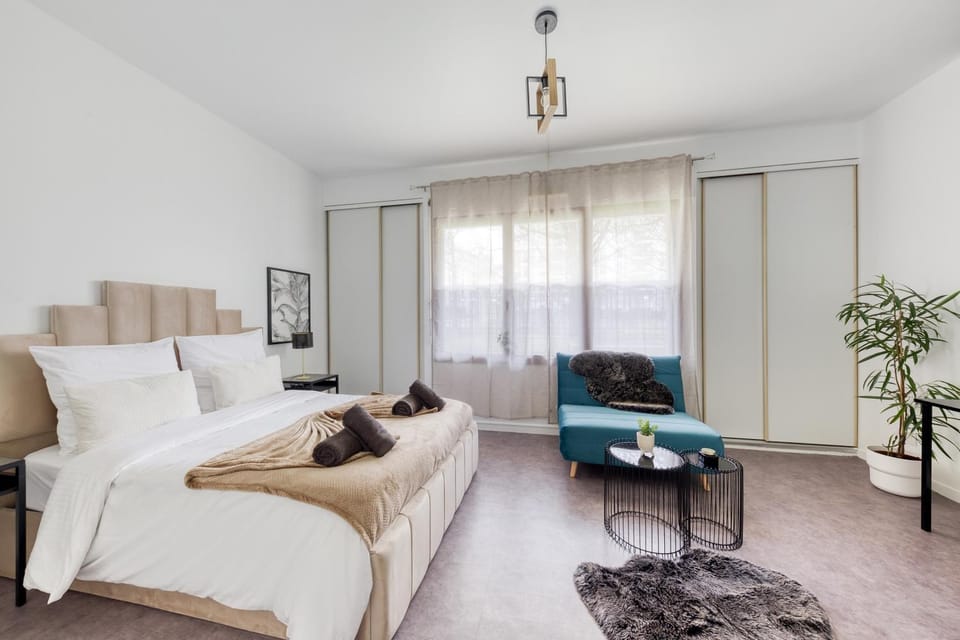 Photo of the whole room, Seating area