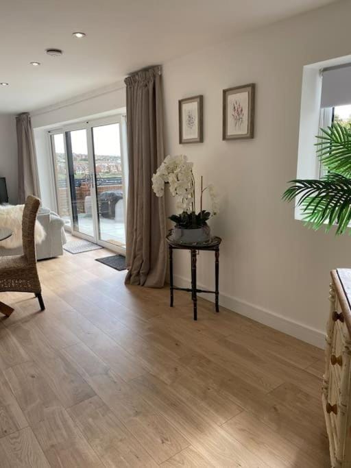 Studio Cabin Retreat with Hot Tub Sea and Downs views in Seaford with own garden Cabin in Seaford