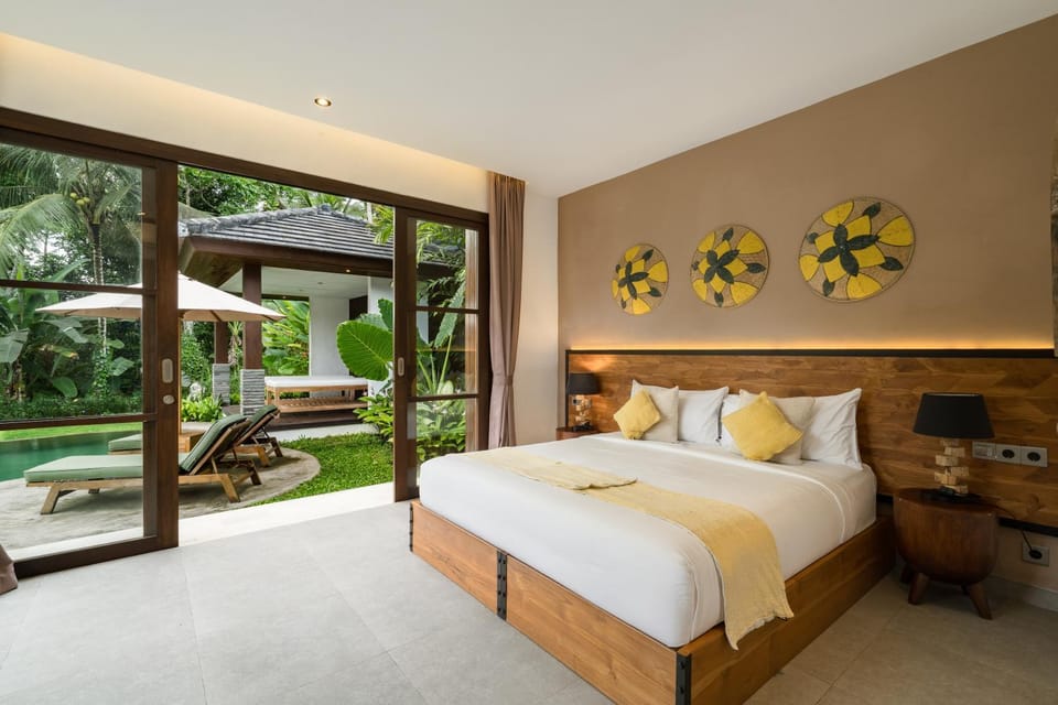 Bed, Bedroom, Pool view, air conditioner