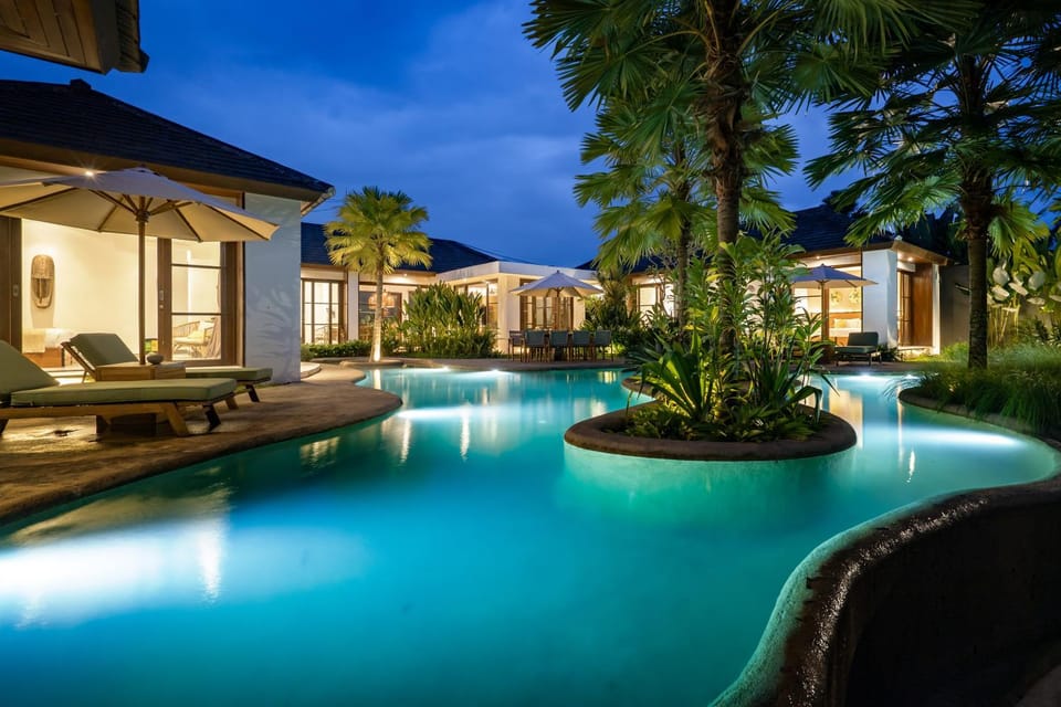 Property building, Swimming pool, sunbed