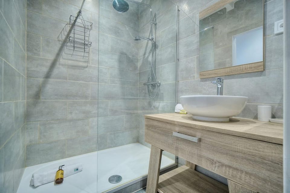 Shower, Bathroom, towels