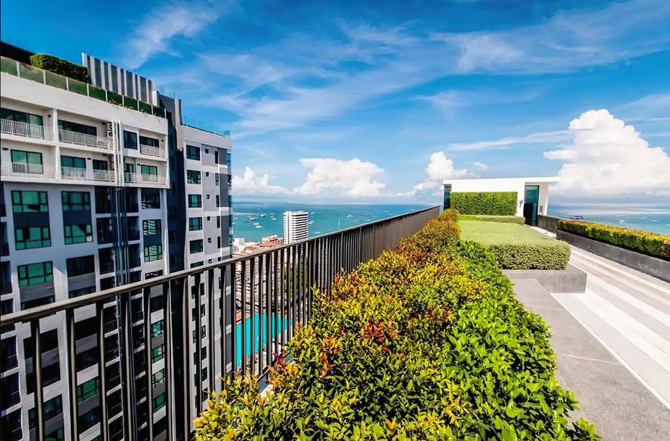 Sea View 2 Bed Room At Central Location Best Pool Apartment in Pattaya City