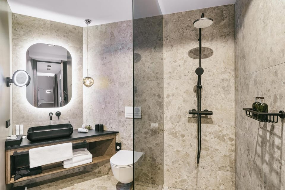 Shower, Toilet, Bathroom, towels